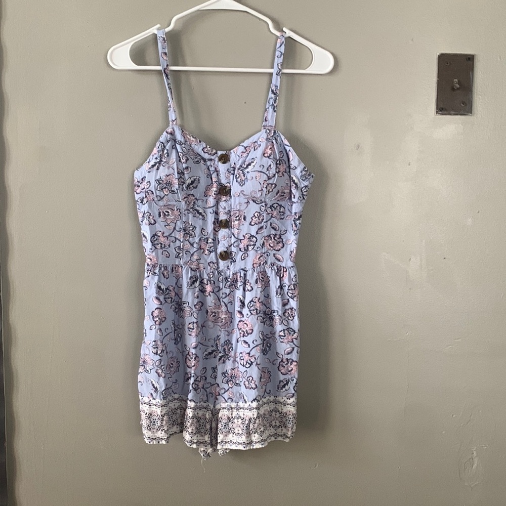 Im selling a cute mini jumpsuit, fits amazing and it’s a jumpsuit with shorts!